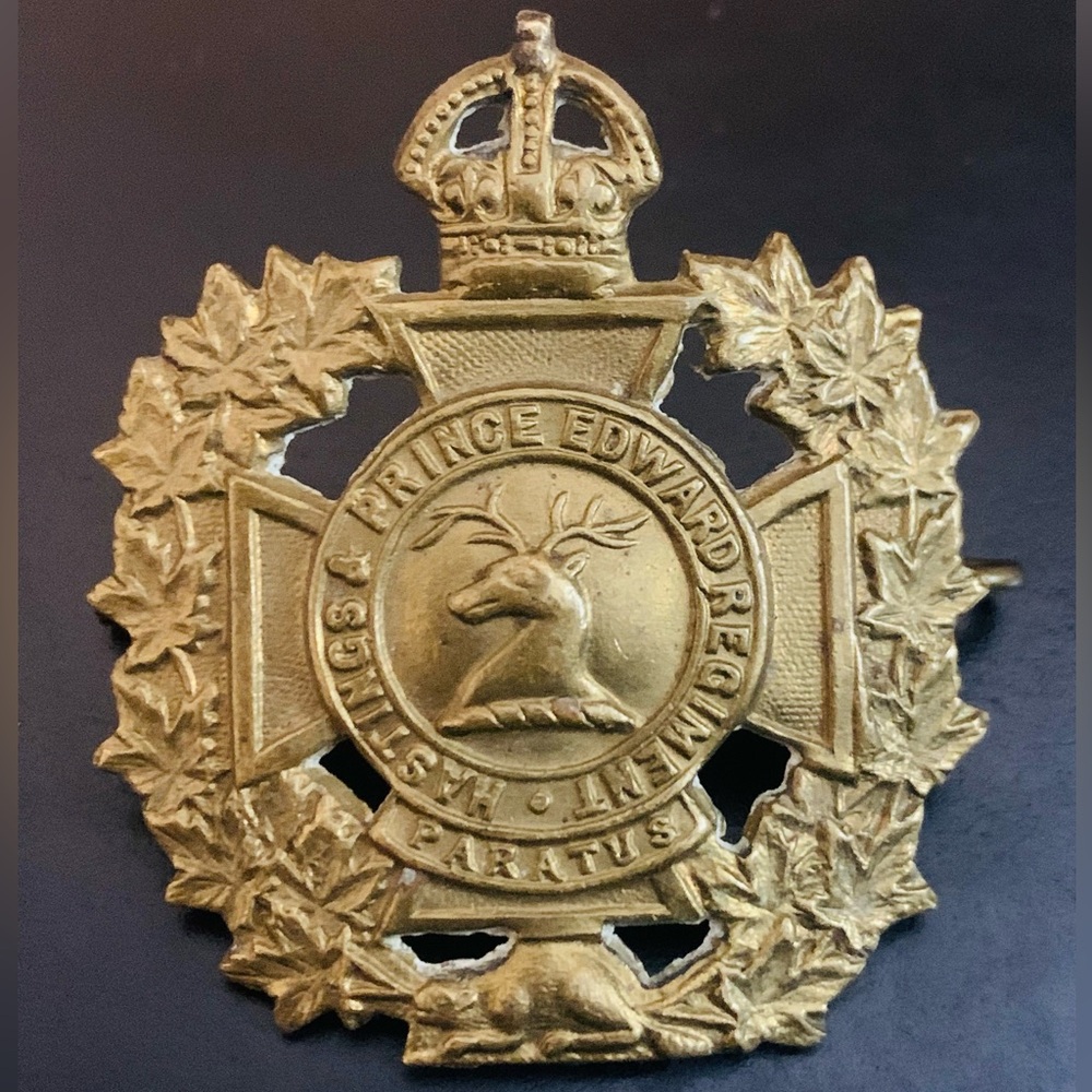 ORIGINAL WW2 CANADIAN THE HASTINGS & PRINCE EDWARD
REGIMENT CANADA CAP BADGE
#2